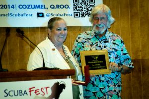 Ann REceiving the Cozumel Buza De Oro Award from Jean-Michelle Cousteau